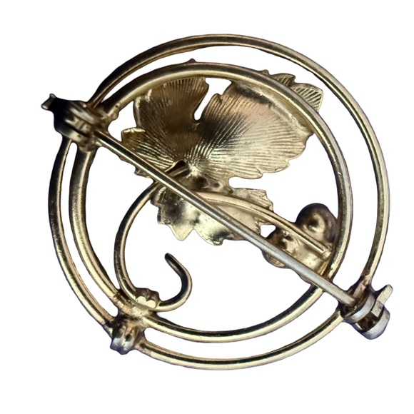 KREMENTZ Vintage Gold Tone Leaf + Mini Cultured Pearl Berry Cluster Brooch - Picture 2 of 2